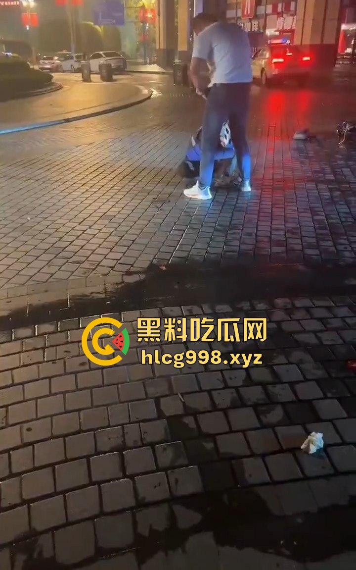 四川成都代驾闹乌龙！醉酒男误开他人车后备箱，双方争执升级，最后直接上演街头斗殴！-4