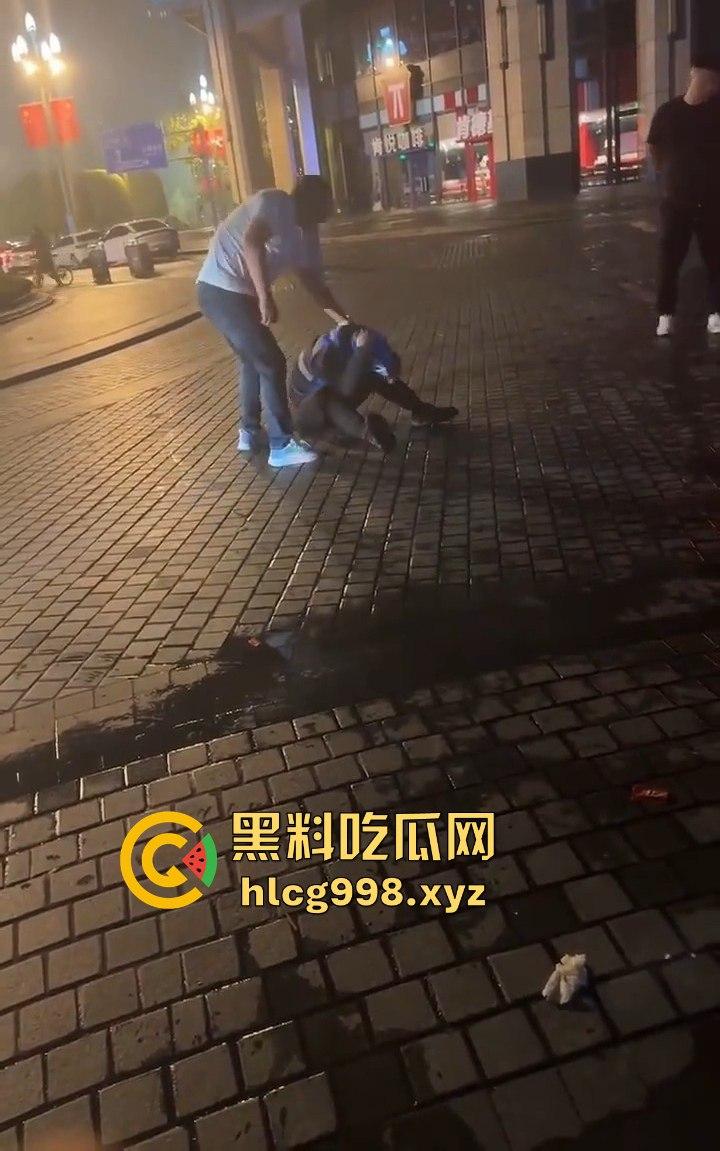 四川成都代驾闹乌龙！醉酒男误开他人车后备箱，双方争执升级，最后直接上演街头斗殴！-9
