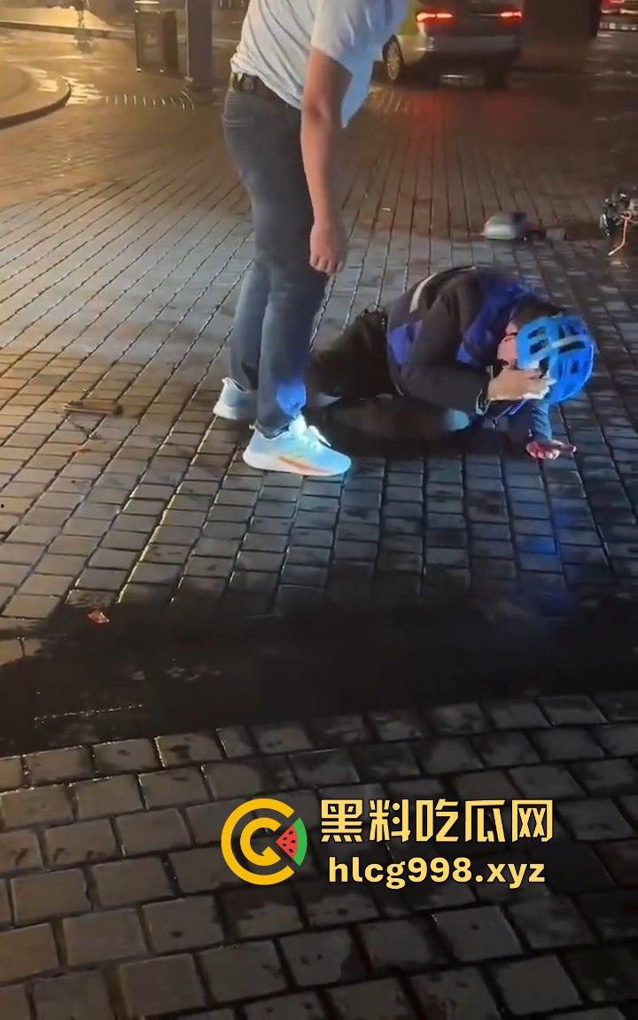 四川成都代驾闹乌龙！醉酒男误开他人车后备箱，双方争执升级，最后直接上演街头斗殴！-10