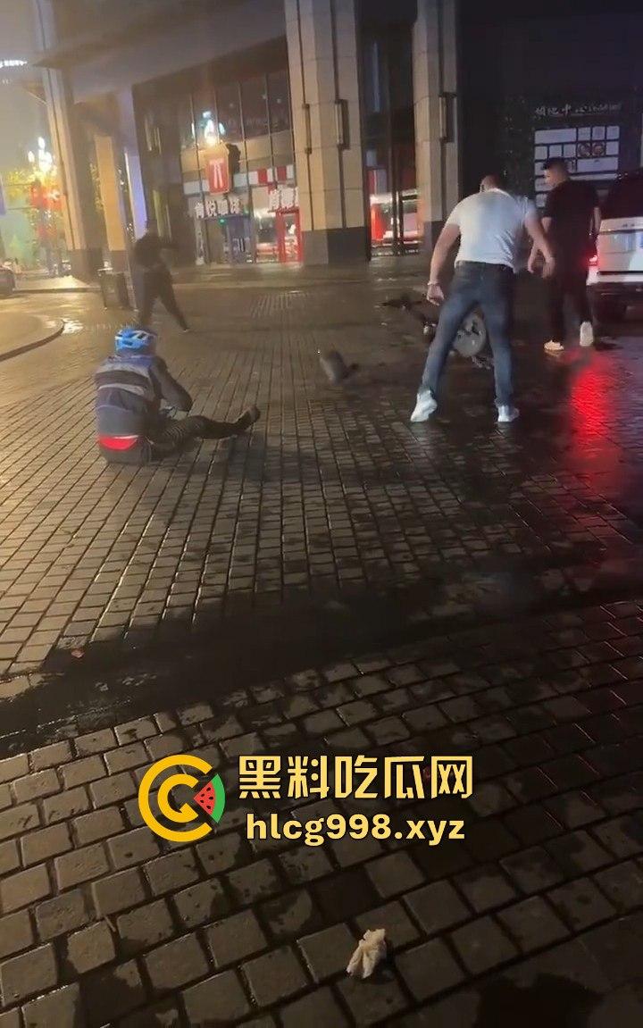 四川成都代驾闹乌龙！醉酒男误开他人车后备箱，双方争执升级，最后直接上演街头斗殴！-12