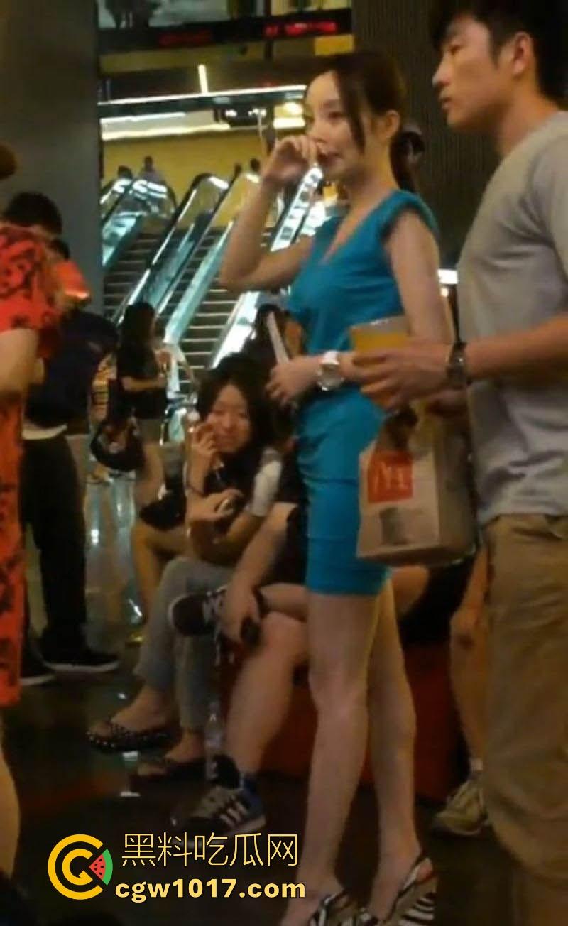 远古珍贵影像!大神竟抄底偷拍李小璐,深蓝包臀裙炸场蜂腰翘臀沟壑深邃,凸显柔韧曲线,当年真不怪pgone!-8