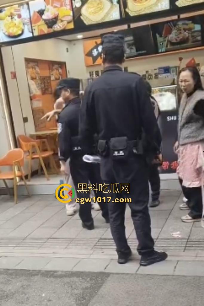 株洲芦淞区蜀香锅盔店，20岁无业骚妹吃完两份拒付钱，脱外套跑路被店主扯衣露膀子，这是霸王餐专业户还是真困难？-8