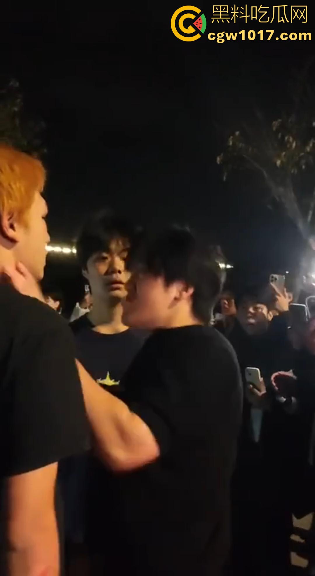 广西桂林C罗事件完整版 精神小伙为爱冲锋 与情敌约群架1v4 只为争夺交配权 现场视频流出！-6