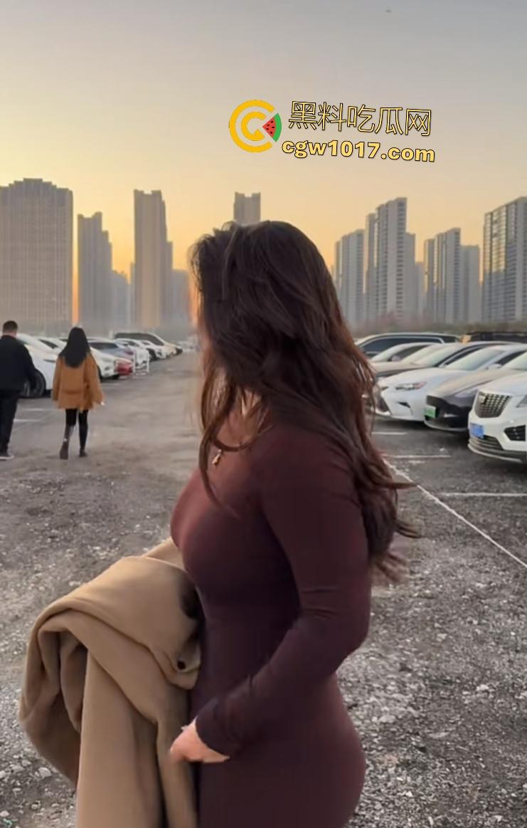 广东少妇被老公抓包出轨，小三提前逃窜，桌上避孕套铁证，衣服半裸紫衣透着韵味，这样的少妇我也喜欢！-1