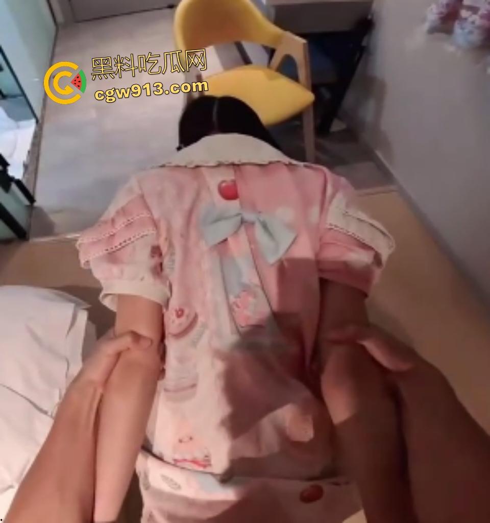 高中双马尾萝莉性欲爆发！樱桃嘴主动送上口交，娇嫩小穴被无套猛操，厕所里被小哥抓辫后入练习骑马！-7