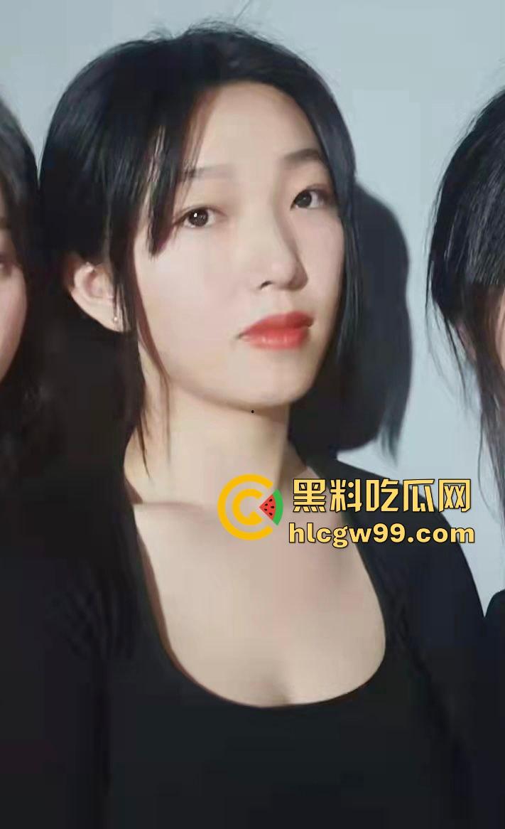 不知羞耻的骚母狗，竟在奶奶面前塞跳蛋自慰疯狂揉穴，高潮表情很夸张真是刺激！-2