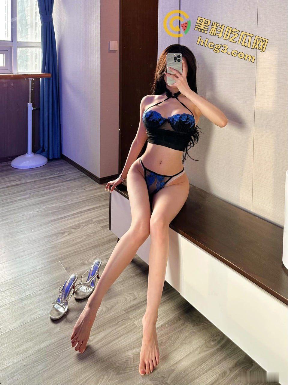 萝莉反差母狗【方飞熙】露点私房照泄密！情趣内裤下的蜜桃臀让人直呼过瘾-2