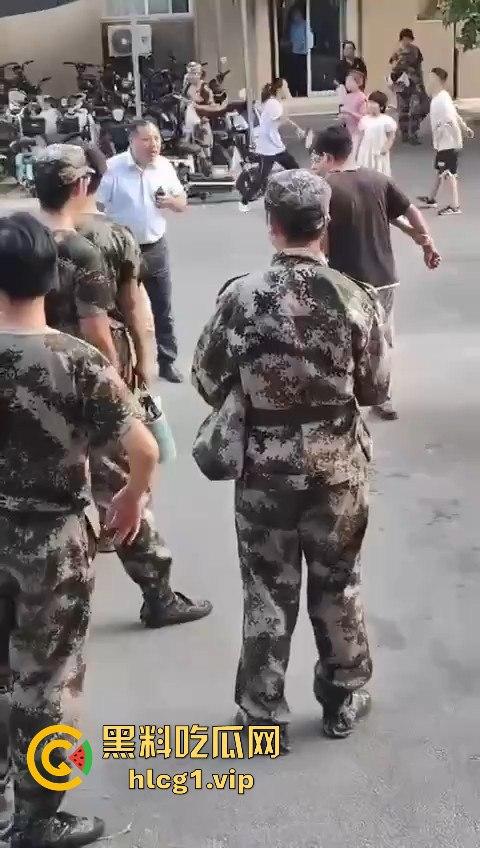 军训压力大?河南大学软件学院大三生宿舍爆发持刀大战,宿舍变修罗场!-5