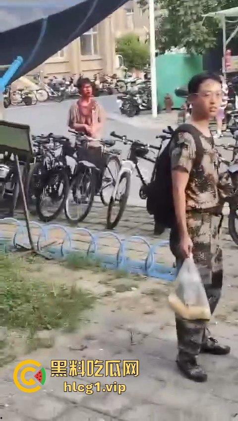 军训压力大?河南大学软件学院大三生宿舍爆发持刀大战,宿舍变修罗场!-7