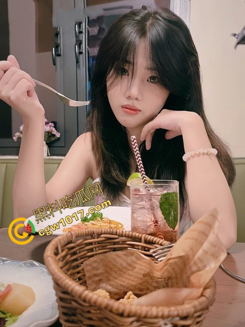 山东协和学院【刘鑫雨】:淫荡母狗本性毕露,男友肉棒暴力打桩,床上狂野,尽享性爱极乐!-1