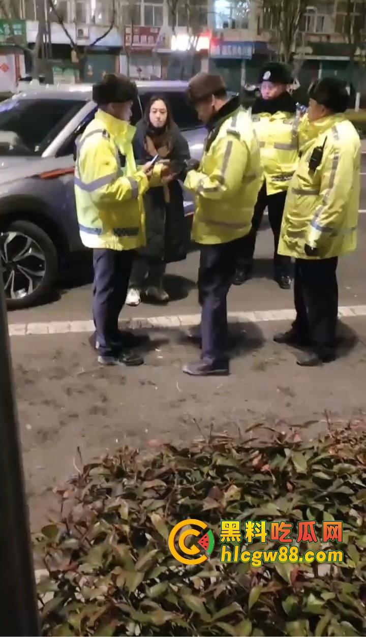 烟台栖霞上演女版无间道，酒驾女司机撞树后跑路 召唤闺蜜上演教科书级顶包戏码 交警这是真·好闺蜜！-2