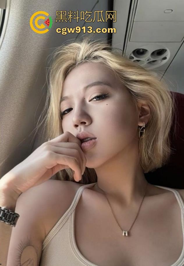 上海大学清纯女神【刘薇薇】被金主在酒店狂干视频曝光，性感黑丝蜜桃翘臀，无套后入猛插，翘臀被拍打的通红！-5