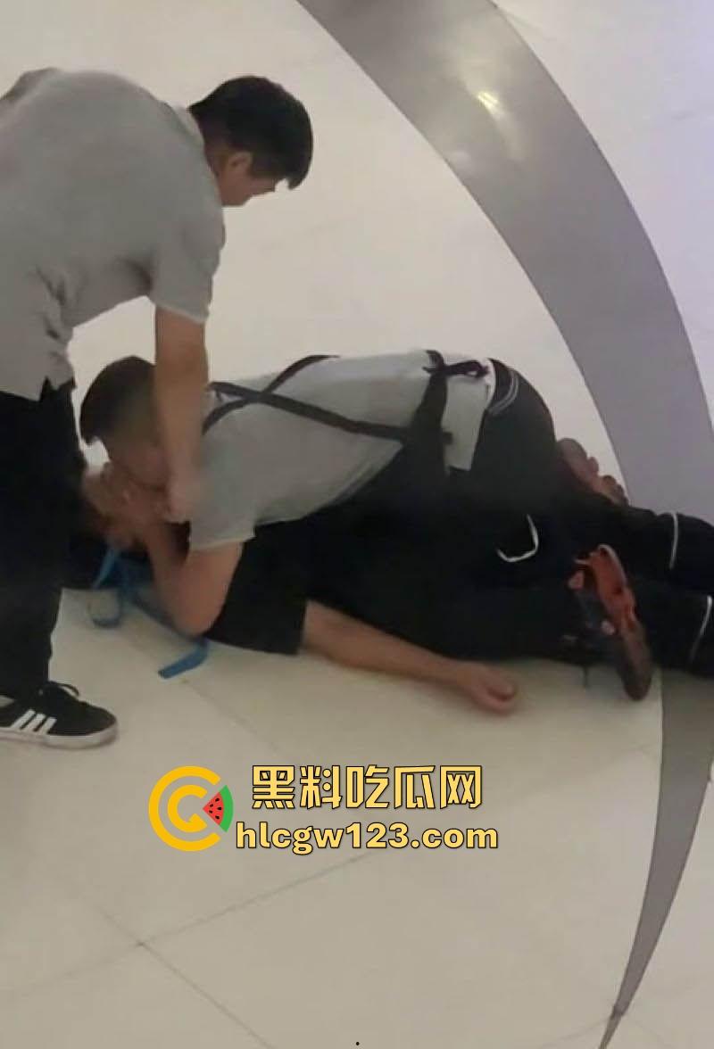 成都万达商场 两男当众倒地热吻 这尺度惊的围观群众目瞪口呆！-3