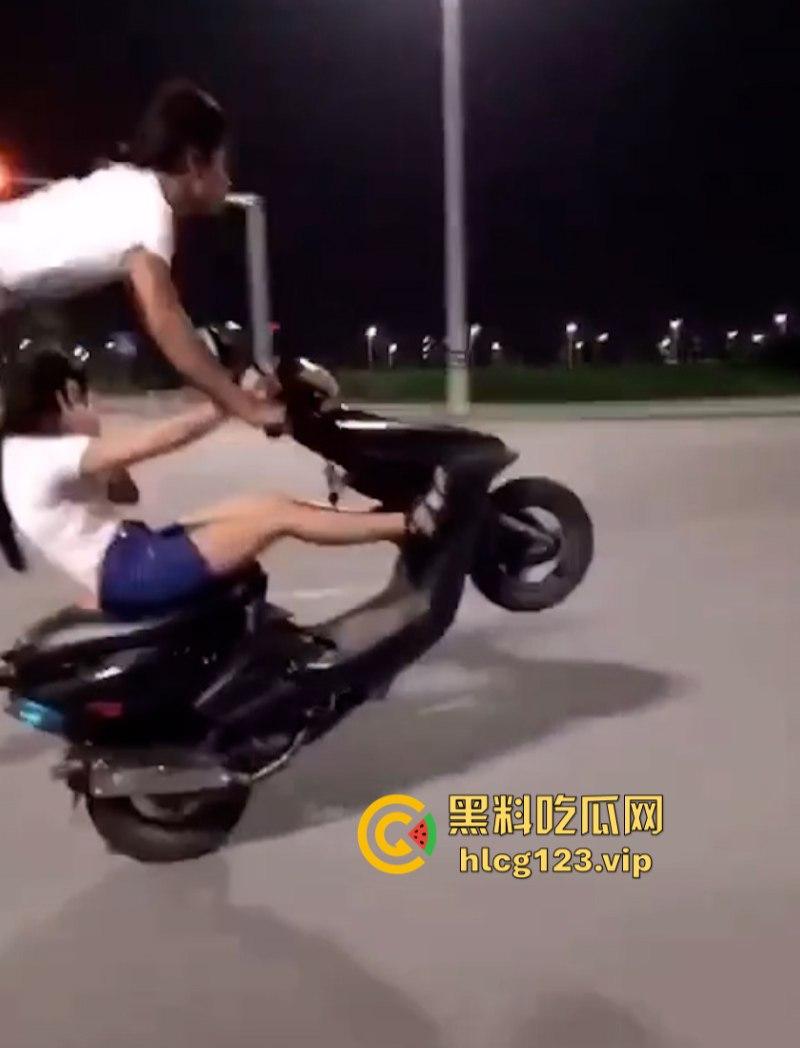 精神小伙带妹子“飙车炸街”耍帅  作死翘头致车祸 血腥现场视频流出！-4