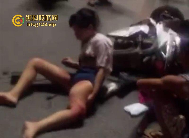 精神小伙带妹子“飙车炸街”耍帅  作死翘头致车祸 血腥现场视频流出！-7