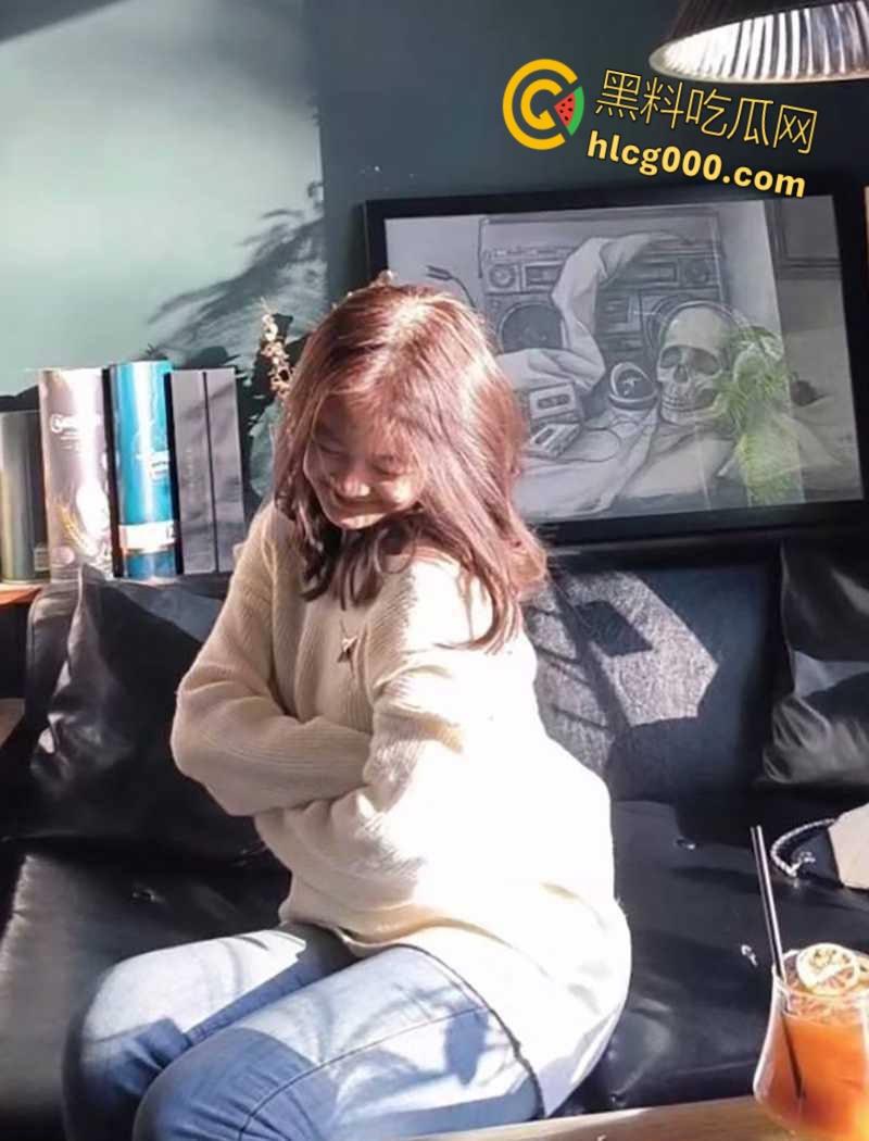 天津大学骚母狗【沈鑫怡】，背着男友在网上撩骚，清纯美女寝室蕾丝淫荡扣逼，男友发现后曝光裸聊视频！-1