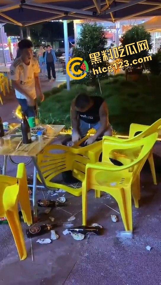 又菜又爱装！厦门夜市惨案：带妹口嗨被暴揍，健身男一脚踹飞小妹，烟头直接灭头上！-5