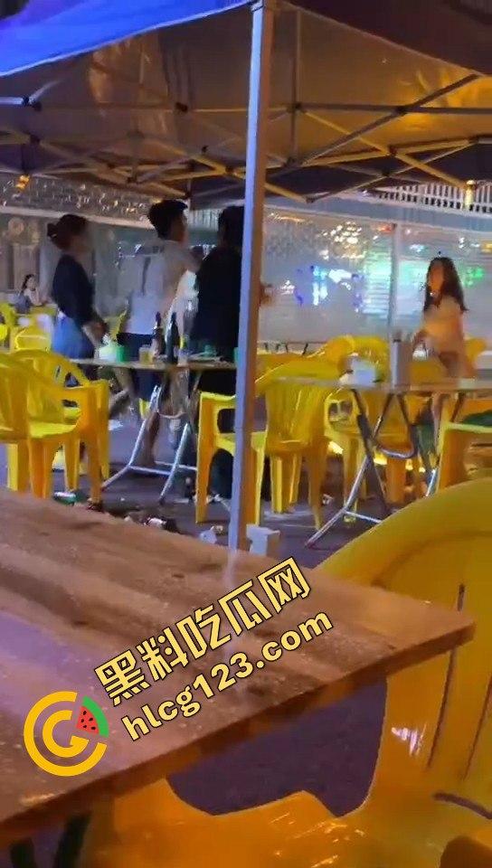 又菜又爱装！厦门夜市惨案：带妹口嗨被暴揍，健身男一脚踹飞小妹，烟头直接灭头上！-7