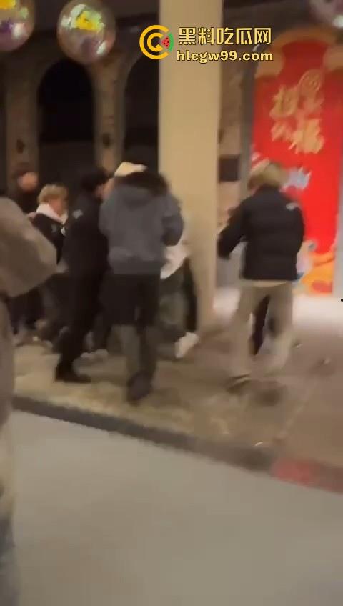 新生代rapper厂牌之争？上海【found158】酒吧潮男酒后群殴，一群微喇裤连帽卫衣，脏辫哥直接躺地上了。-1