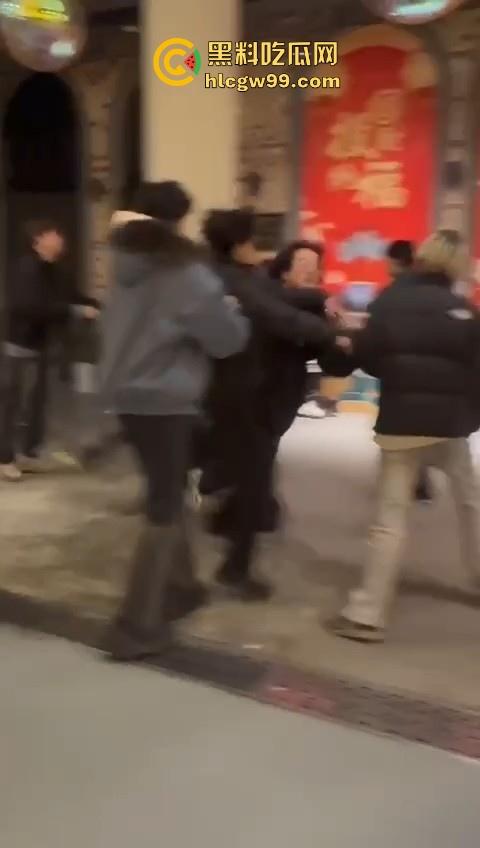 新生代rapper厂牌之争？上海【found158】酒吧潮男酒后群殴，一群微喇裤连帽卫衣，脏辫哥直接躺地上了。-2