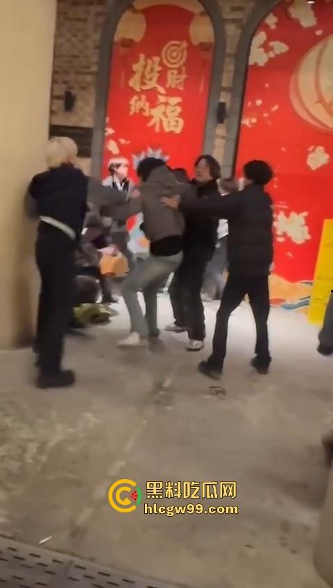 新生代rapper厂牌之争？上海【found158】酒吧潮男酒后群殴，一群微喇裤连帽卫衣，脏辫哥直接躺地上了。-3