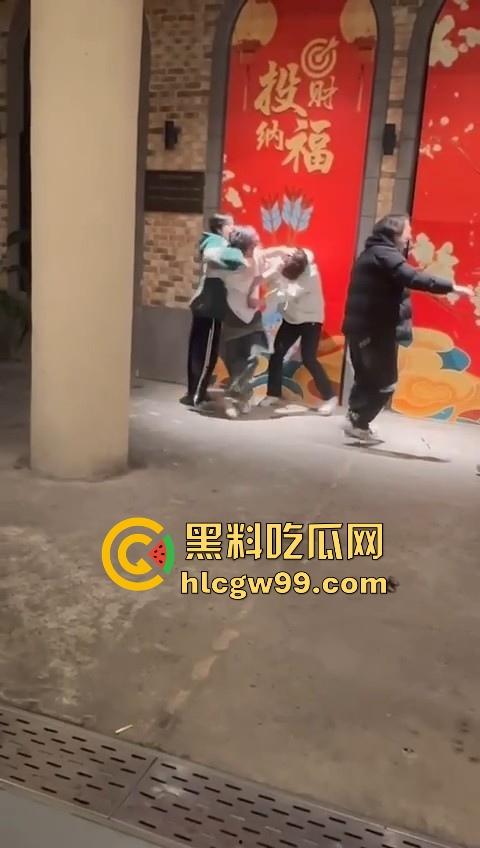 新生代rapper厂牌之争？上海【found158】酒吧潮男酒后群殴，一群微喇裤连帽卫衣，脏辫哥直接躺地上了。-5
