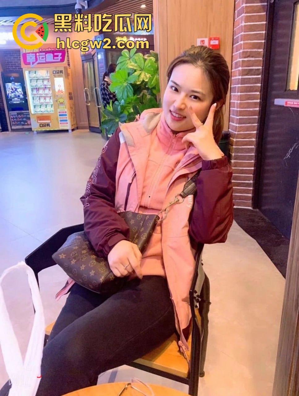 超级骚的人妻少妇【罗佳璐】和老公性爱自拍泄密流出 主动给大屌口交差点被射了一脸 独家流出！-5