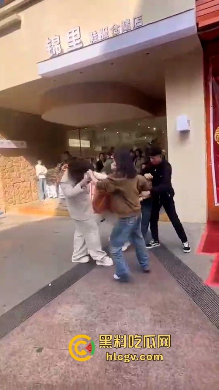 原配当街打小三 奈何小三闺蜜多 河南许昌女子抓小三首次失败案例 完败！-1