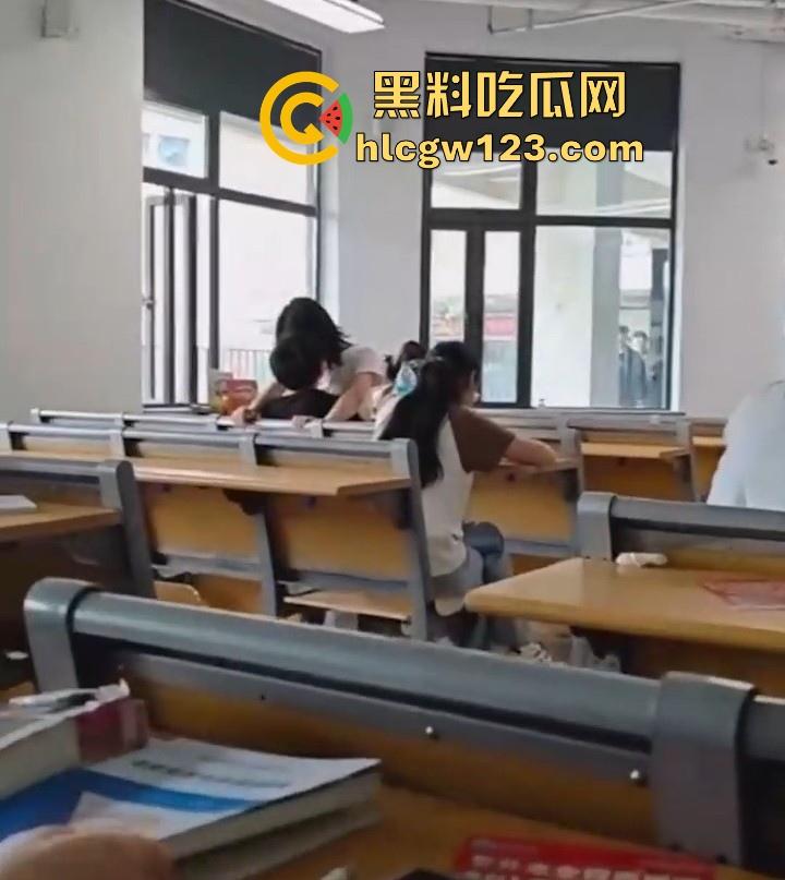 校园课堂情侣公然做爱 女友无视周围同学眼光主动上位骑乘 事后竟然一脸满足 这是真饥渴了啊！-7