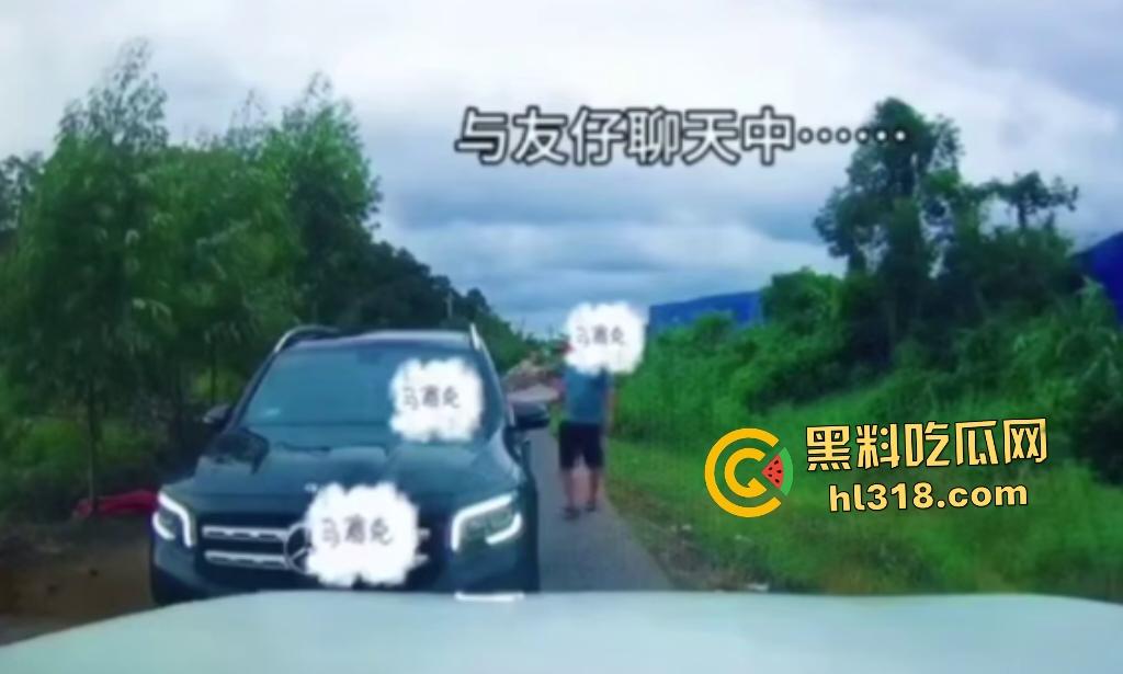 广西防城港奔驰姐利用公职亮证查男方底细逼其低头，最后警方神操作还反逼男的道歉，这真是倒反天罡！-5