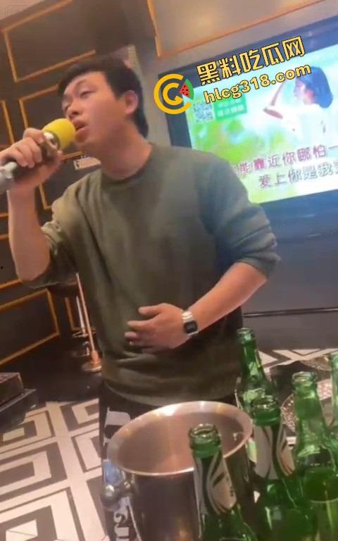 吃小菜怕拉肚子？老婆直接跟兄弟们厕所群P被轮，喝多点的酒全撒逼里了，厕所里的逼才最带味！-3