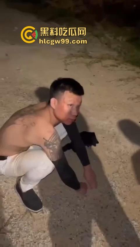 河南精神小伙线上嘴硬嚣张跋扈，线下衣服被脱光吊打，飞踢猛踹，互联网嘴炮被打得嗷嗷叫不敢还手！-6