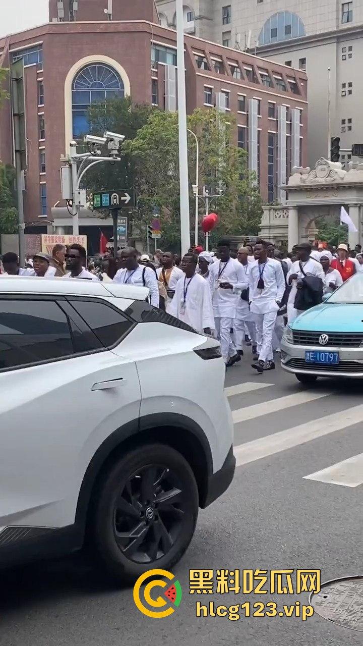 天津变黑人街？满大街全是黑哥们，非洲旅游团来考察，想当下一个广州？-2