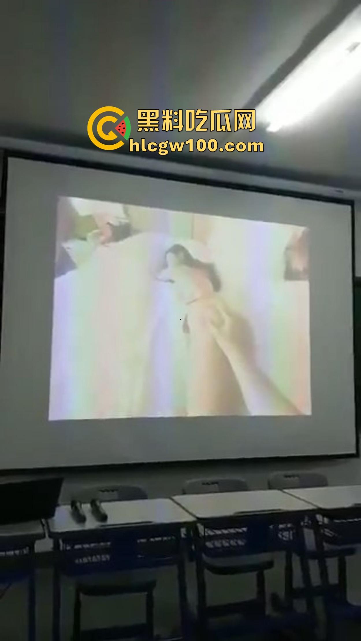 西安二中课堂播放A片事故，PPT切错引全班狂欢，女生羞红脸，男生暗地狂笑！-2