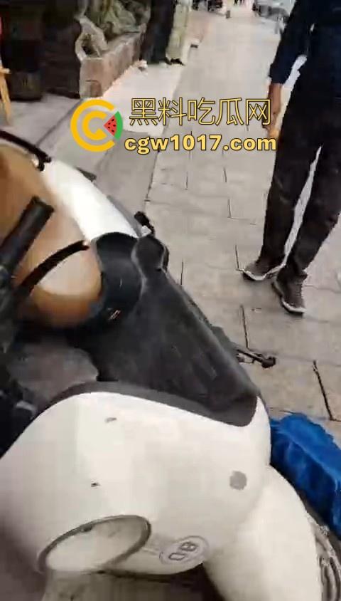 岳阳湘阴发生严重车祸！倒霉起来喝水都能塞牙，站马路边都能被车撞飞，像个人体保龄球一样撞了出去！-5