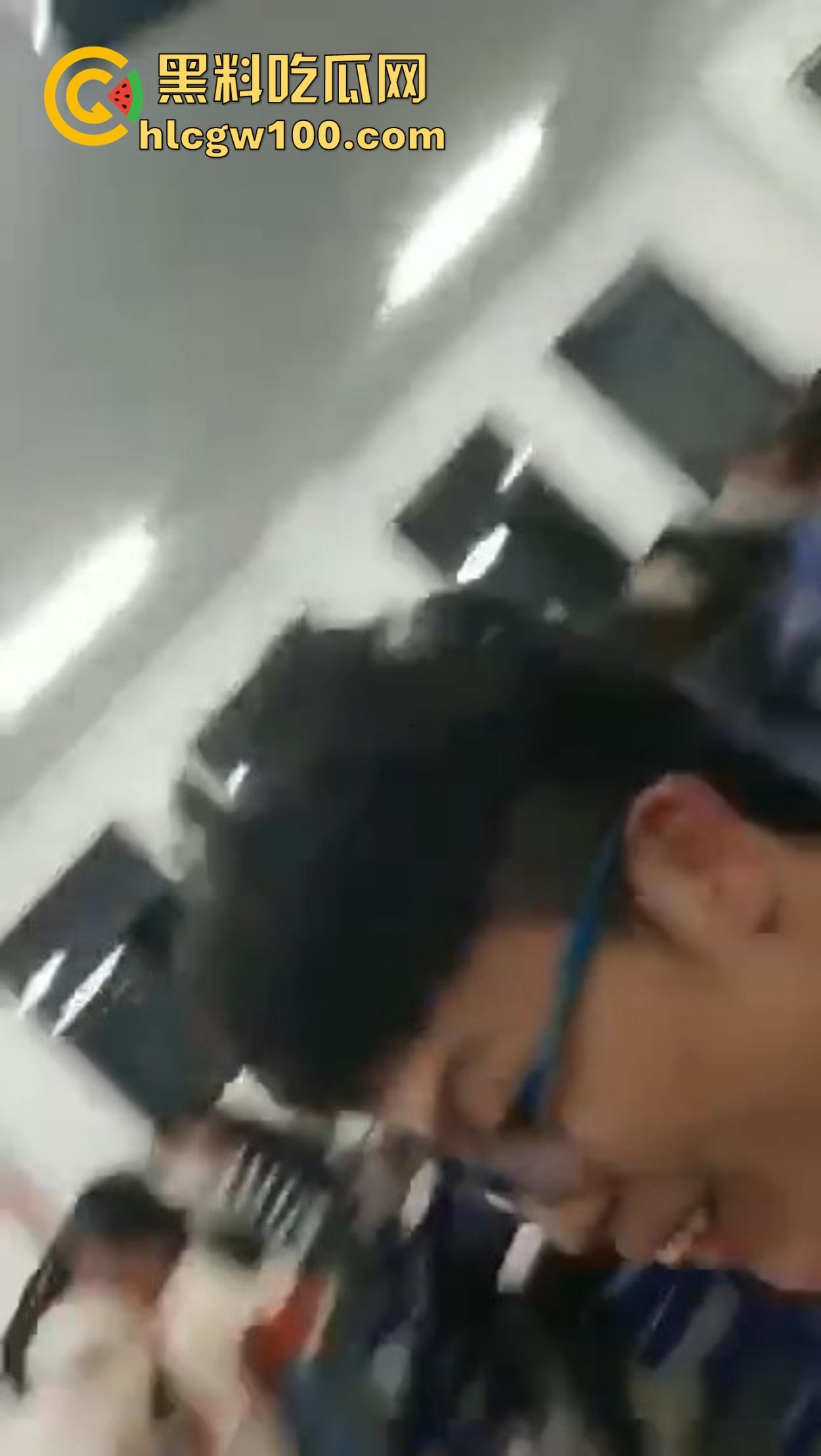 西安二中课堂播放A片事故，PPT切错引全班狂欢，女生羞红脸，男生暗地狂笑！-10