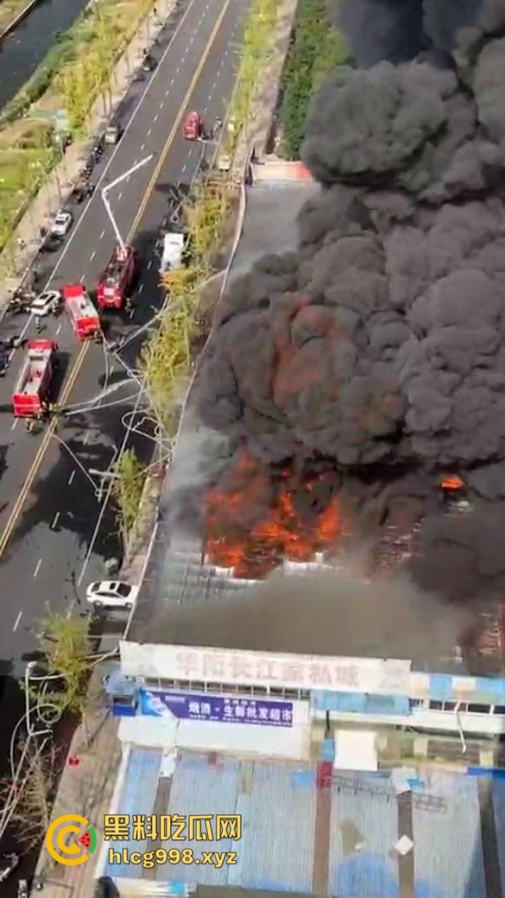 华阳红瓦二手家具市场突发大火 天干物燥成隐患导火索！-4