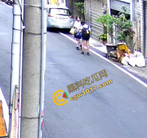 台湾省苗粟随机斩人案再度上演！47岁男子持刀狂魔，便利店门前血雨腥风，女童胸挨一刀，送ICU抢救，震惊全省！-1