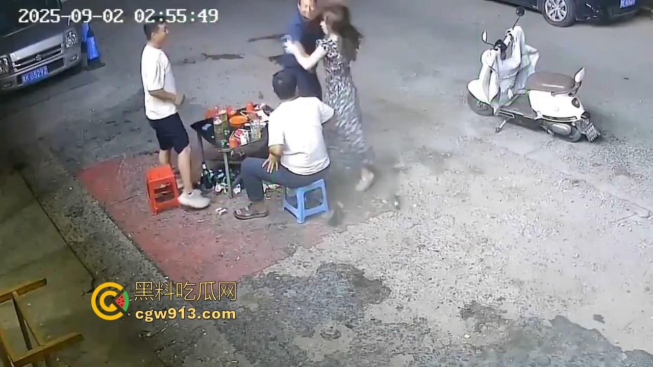 宵夜档夫妻打架，见面就是一杯酒砸过去，接着猛打脚踢，同桌的兄弟拦都拦不开，又是恐婚的一天！-2