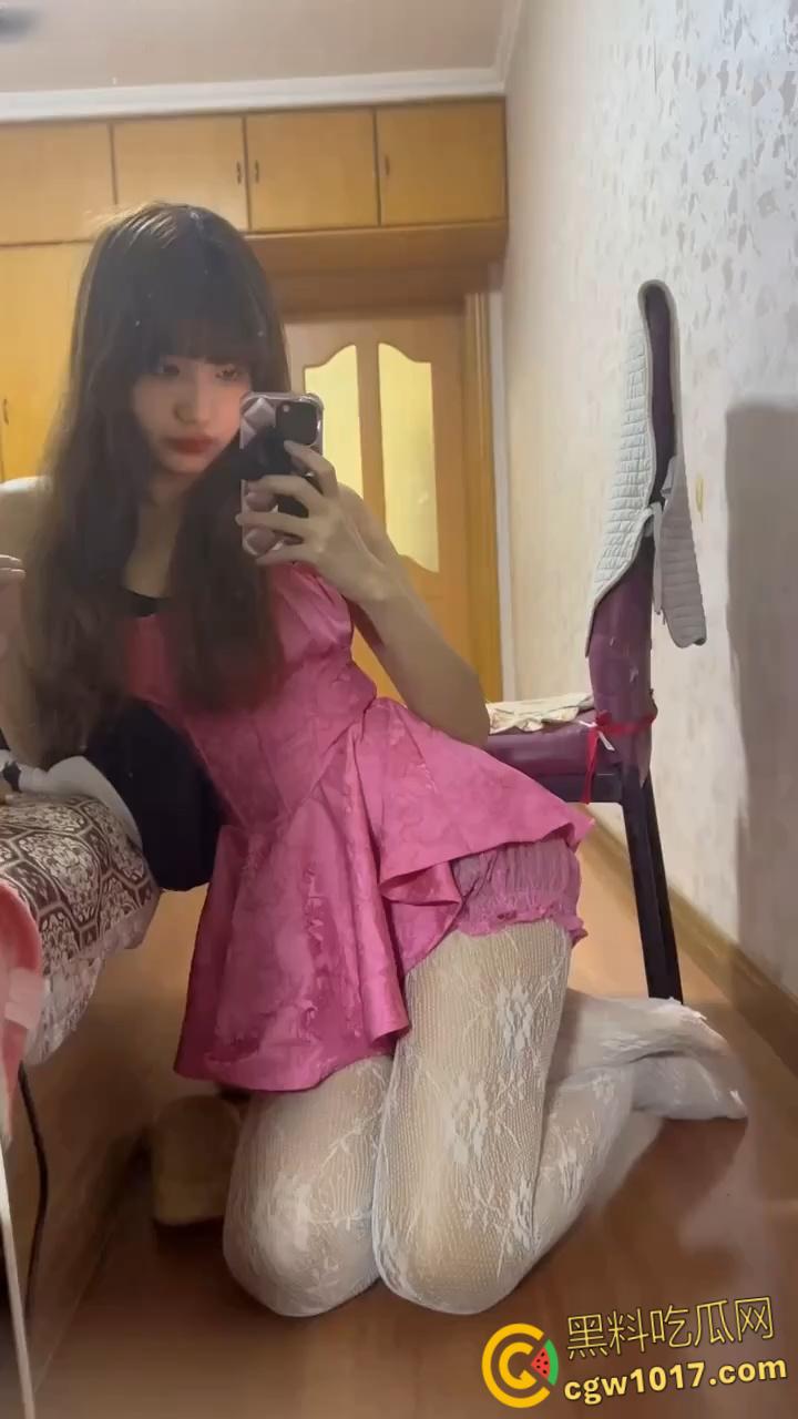 精盆小母狗【麦香鱼】， 榜一大哥定制福利视频，开档黑丝大长腿诱惑，顶跨揉胸大尺度骚舞 ，百变造型骚出天际 ！-7