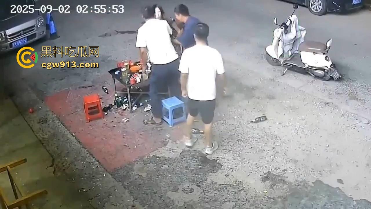 宵夜档夫妻打架，见面就是一杯酒砸过去，接着猛打脚踢，同桌的兄弟拦都拦不开，又是恐婚的一天！-3