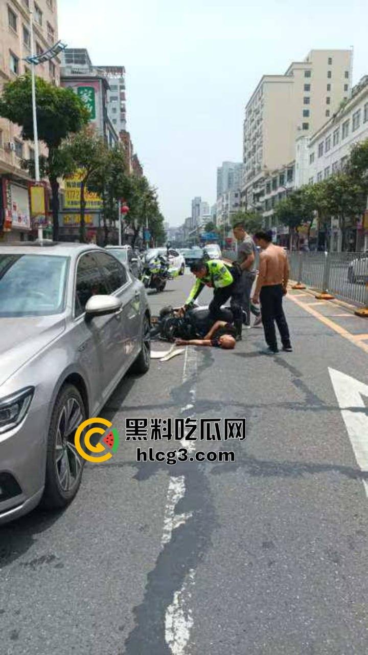 东莞虎门再现车祸！‘天道有轮回，苍天饶过谁‘女司机撞外卖小哥后不久，丈夫也在同地遭遇事故-1