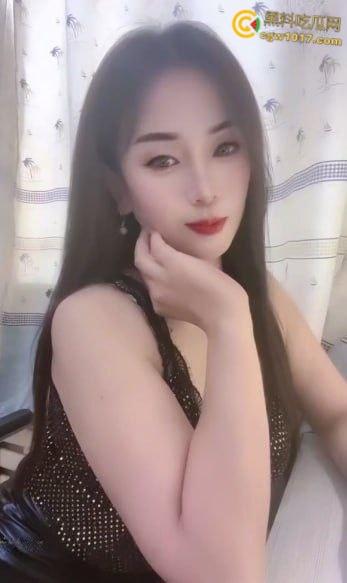 快手熟女【SS琴姐】，御姐气质风情万种，肉丝油丝无内隔着丝袜抚摸骚逼，看似是良家妇女实则也是个淫荡母狗！-2