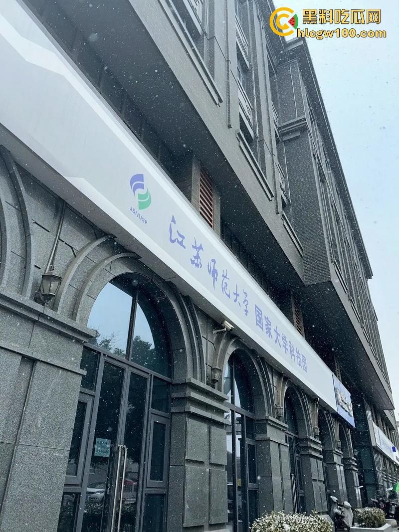 江苏师范大学飞机哥骚操作，篮球场后厕所手瘾犯了，当场打飞机被同学偷拍，场面离谱到无语！-2