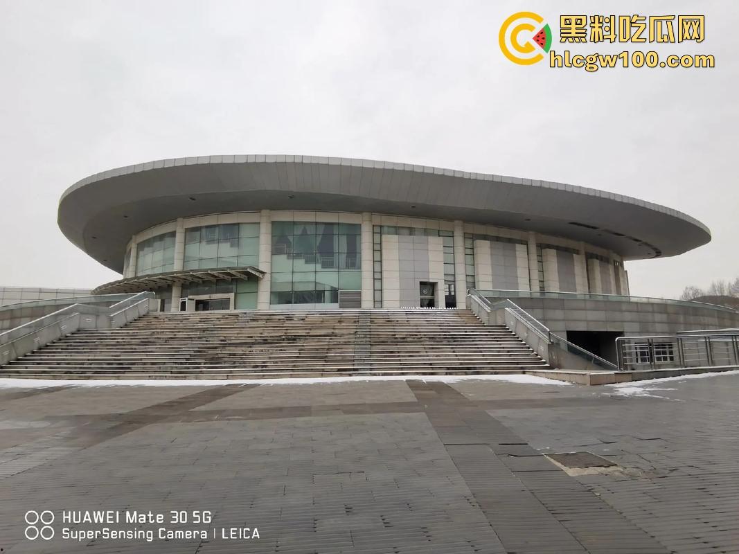 江苏师范大学飞机哥骚操作，篮球场后厕所手瘾犯了，当场打飞机被同学偷拍，场面离谱到无语！-3