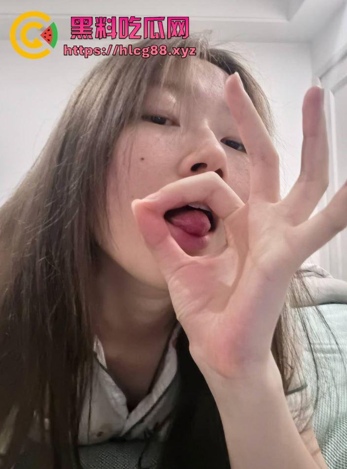 宁夏银川传媒骚婊『王思辉』网调露逼照撸爆鸡巴,寒假提双飞翻脸拉黑,母狗骚脸装纯还是真婊?-1