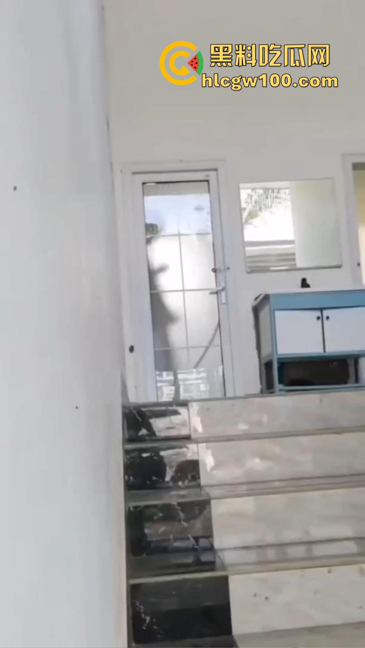 江苏师范大学飞机哥骚操作，篮球场后厕所手瘾犯了，当场打飞机被同学偷拍，场面离谱到无语！-6