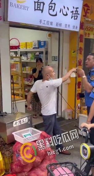 广州市天河区棠德花苑城管与卖椰子的小贩起争执，小贩操起铲子当场爆头 血流不止 大快人心！-2