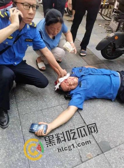 广州市天河区棠德花苑城管与卖椰子的小贩起争执，小贩操起铲子当场爆头 血流不止 大快人心！-7