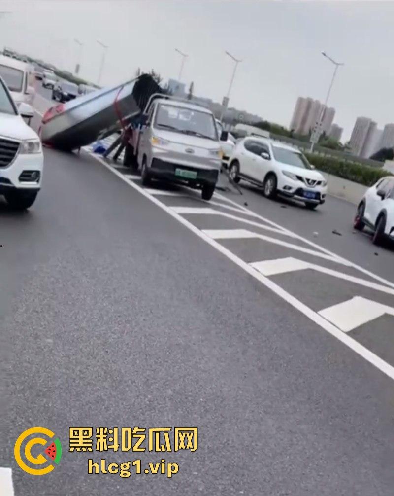 重口慎入!成都金丰高架发生一起惨烈车祸 货拉拉司机身体零件散落一地!-1